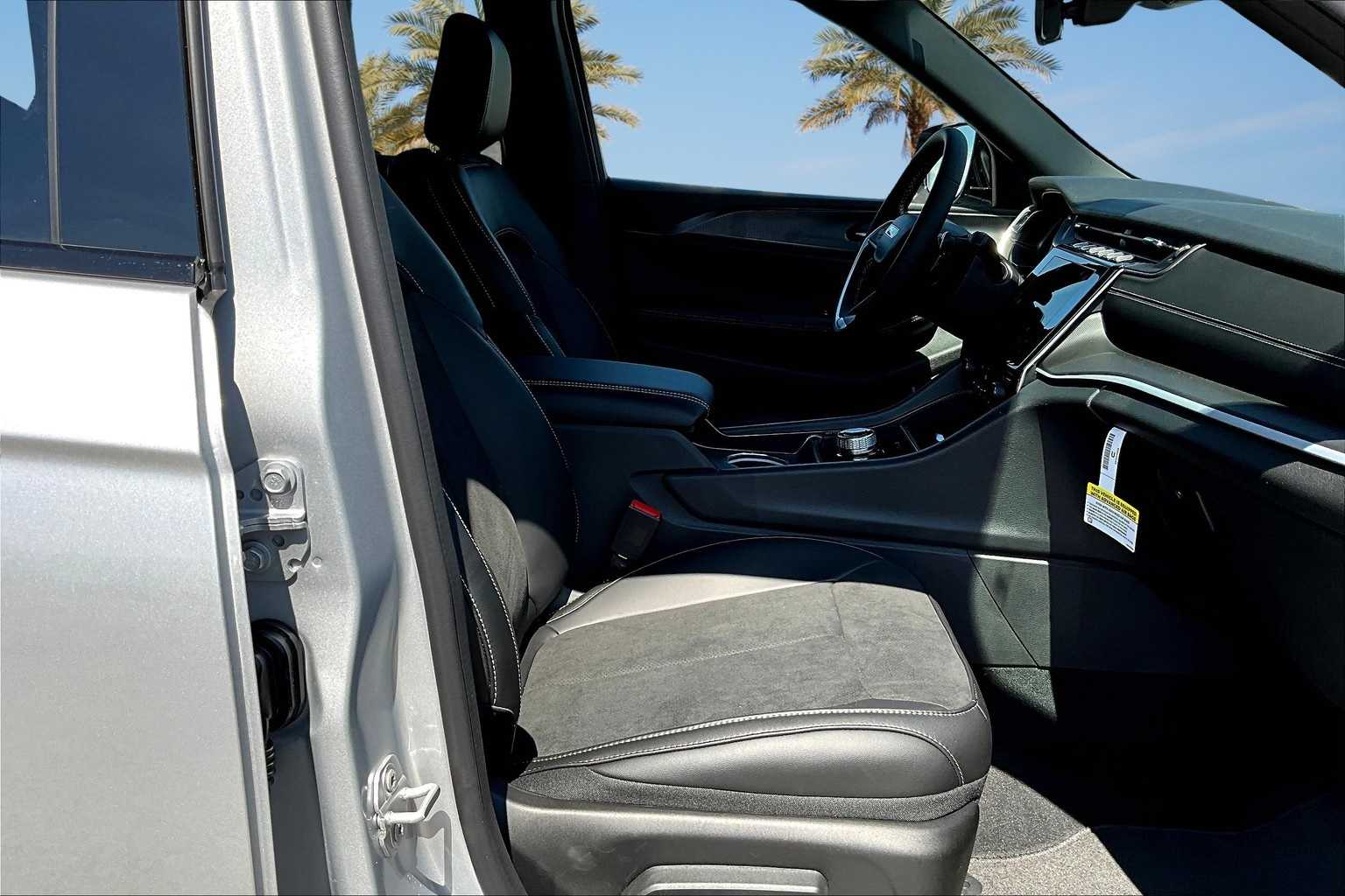 Thumbnail: 2025 Jeep Grand Cherokee - 13