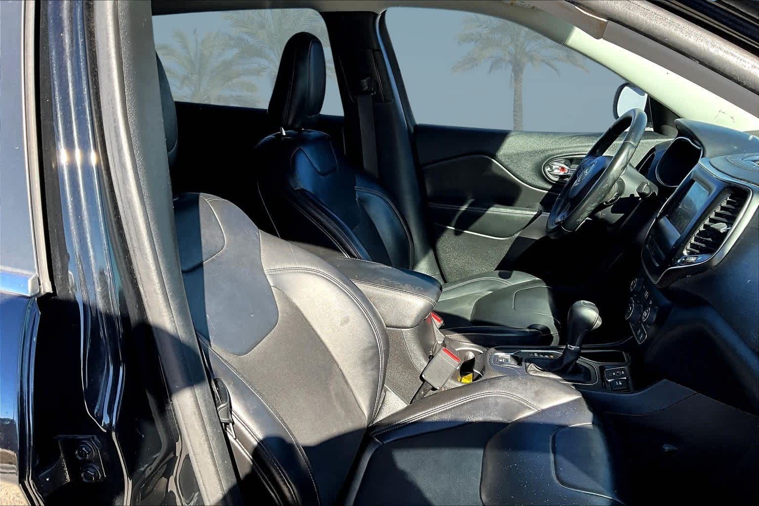 Thumbnail: 2019 Jeep Cherokee - 13