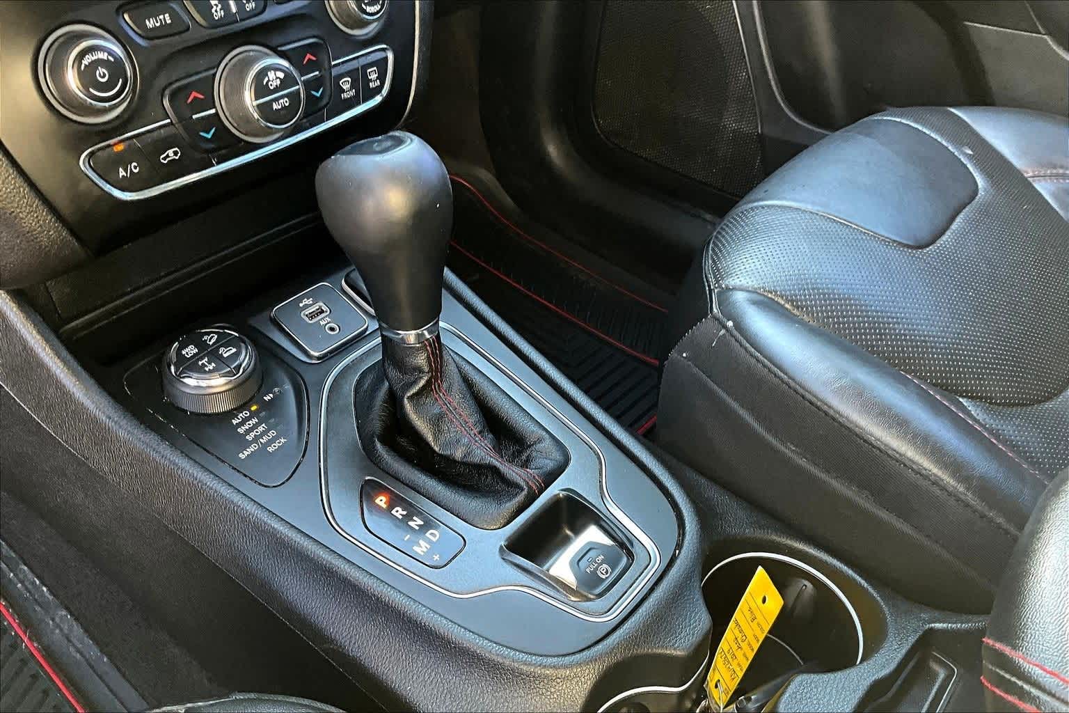 Thumbnail: 2019 Jeep Cherokee - 17