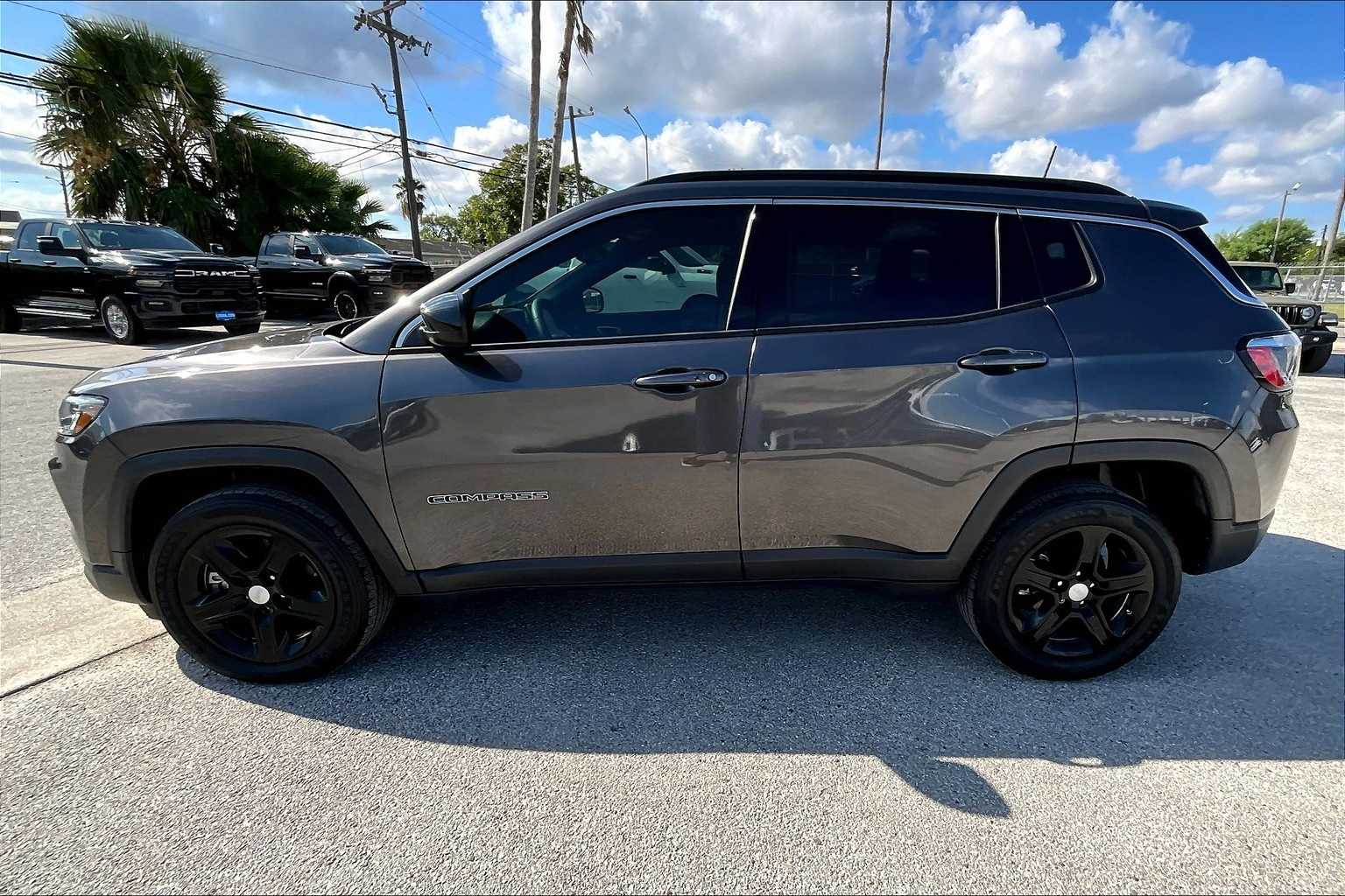 2023 Jeep Compass Latitude photo 2