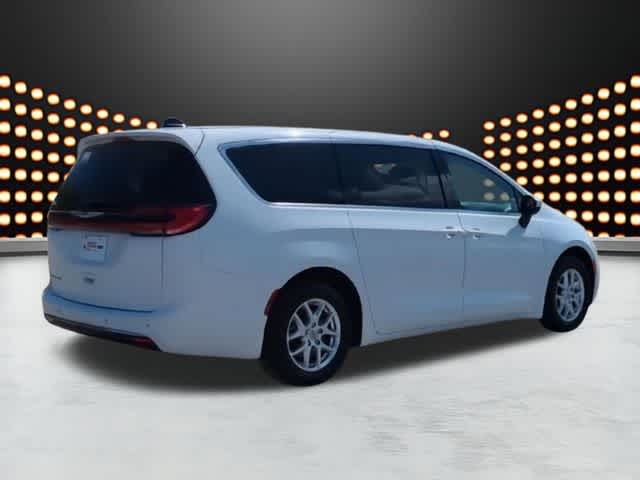 Thumbnail: 2023 Chrysler Pacifica - 8