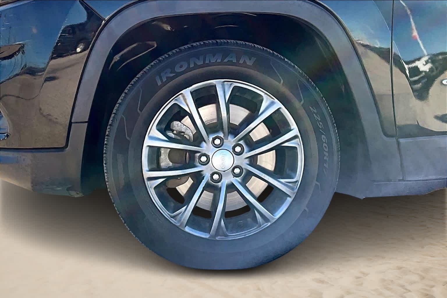 Thumbnail: 2019 Jeep Cherokee - 7