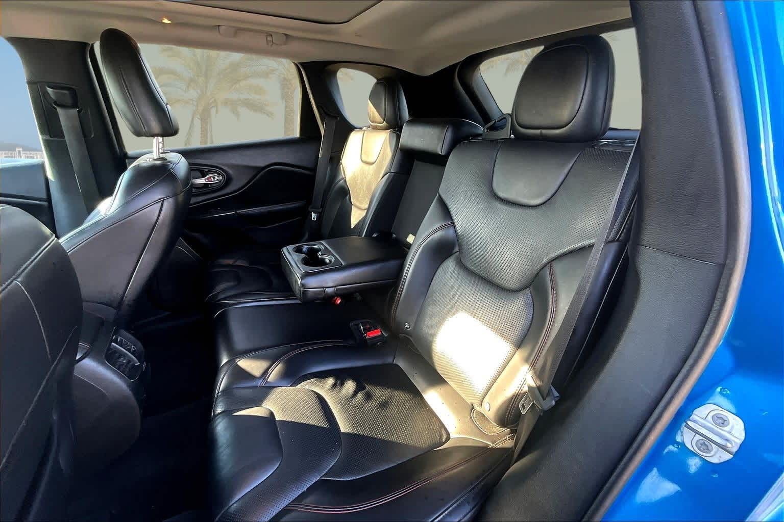 Thumbnail: 2019 Jeep Cherokee - 13