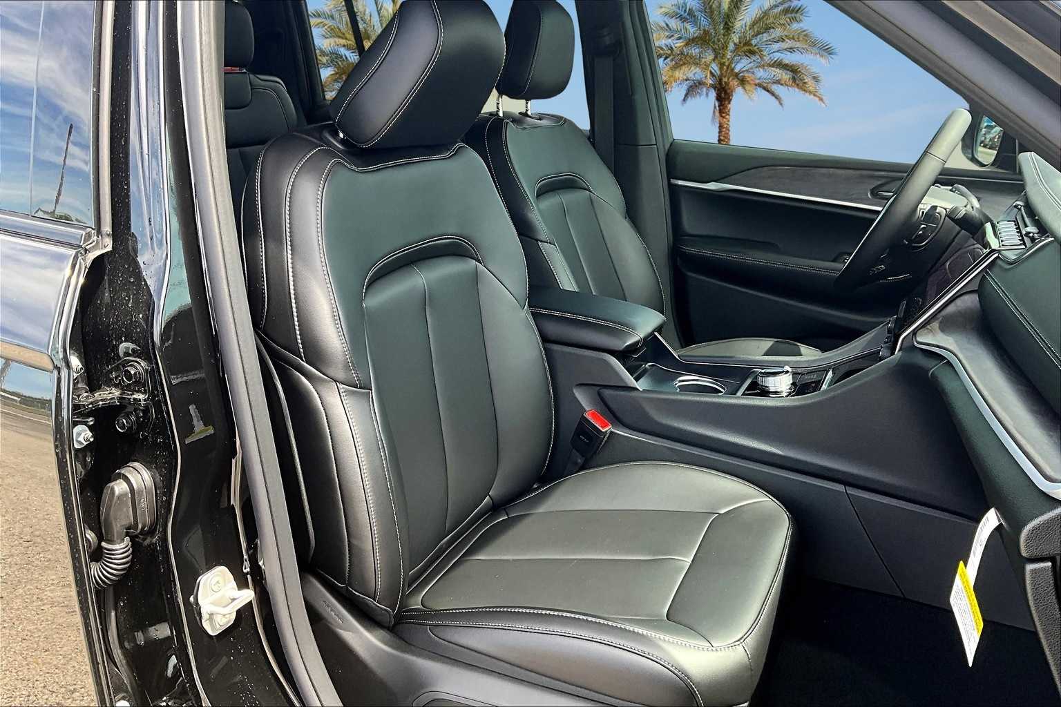 Thumbnail: 2025 Jeep Grand Cherokee - 14