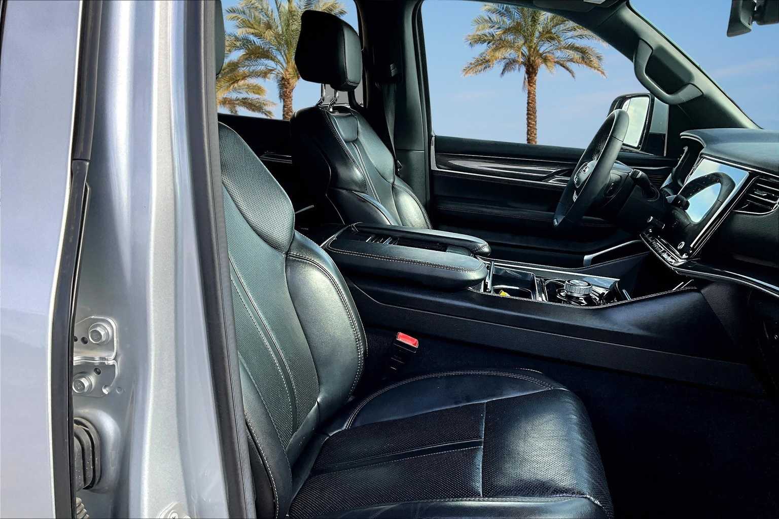 Thumbnail: 2022 Jeep Wagoneer - 14