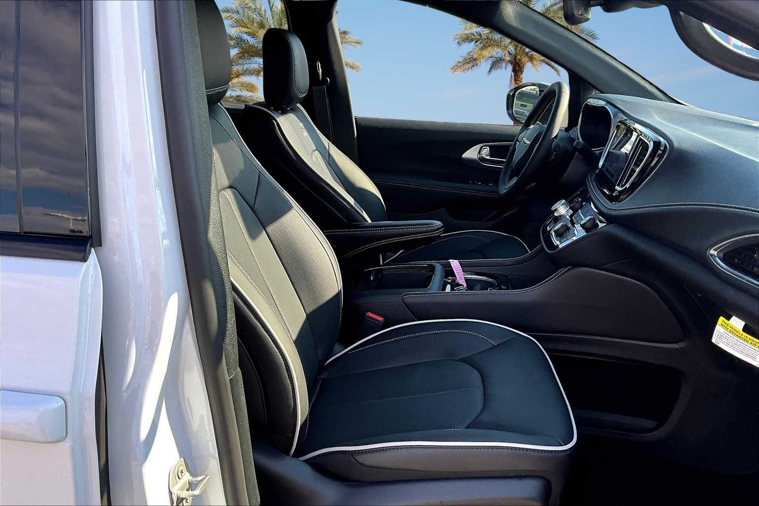 Thumbnail: 2026 Chrysler Pacifica - 13