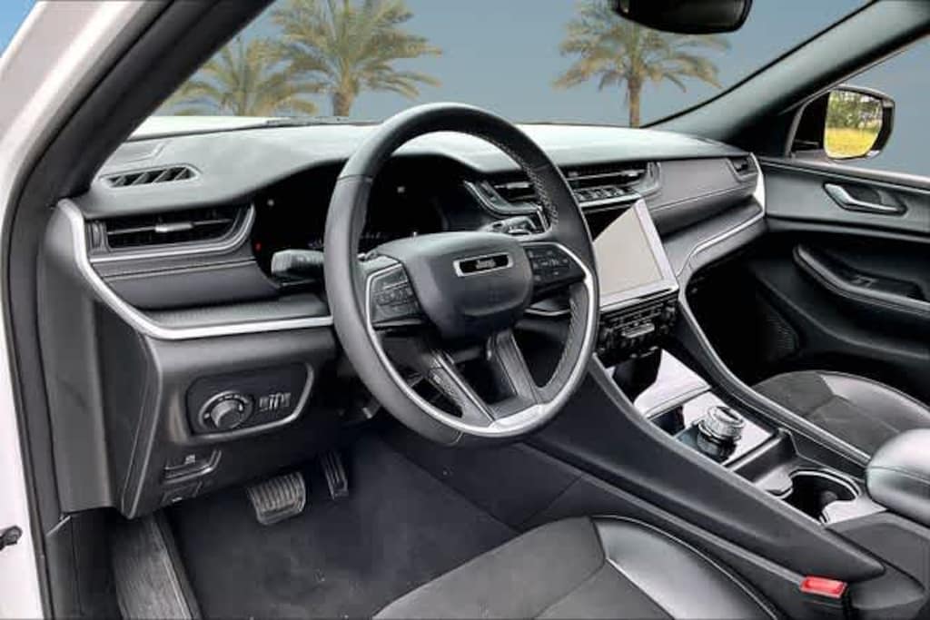 Used 2024 Jeep Grand Cherokee Altitude SUV