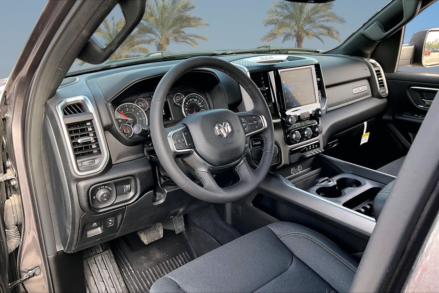 New 2025 Ram 1500 LONE STAR CREW CAB 4X2 5'7 BOX Pickup
