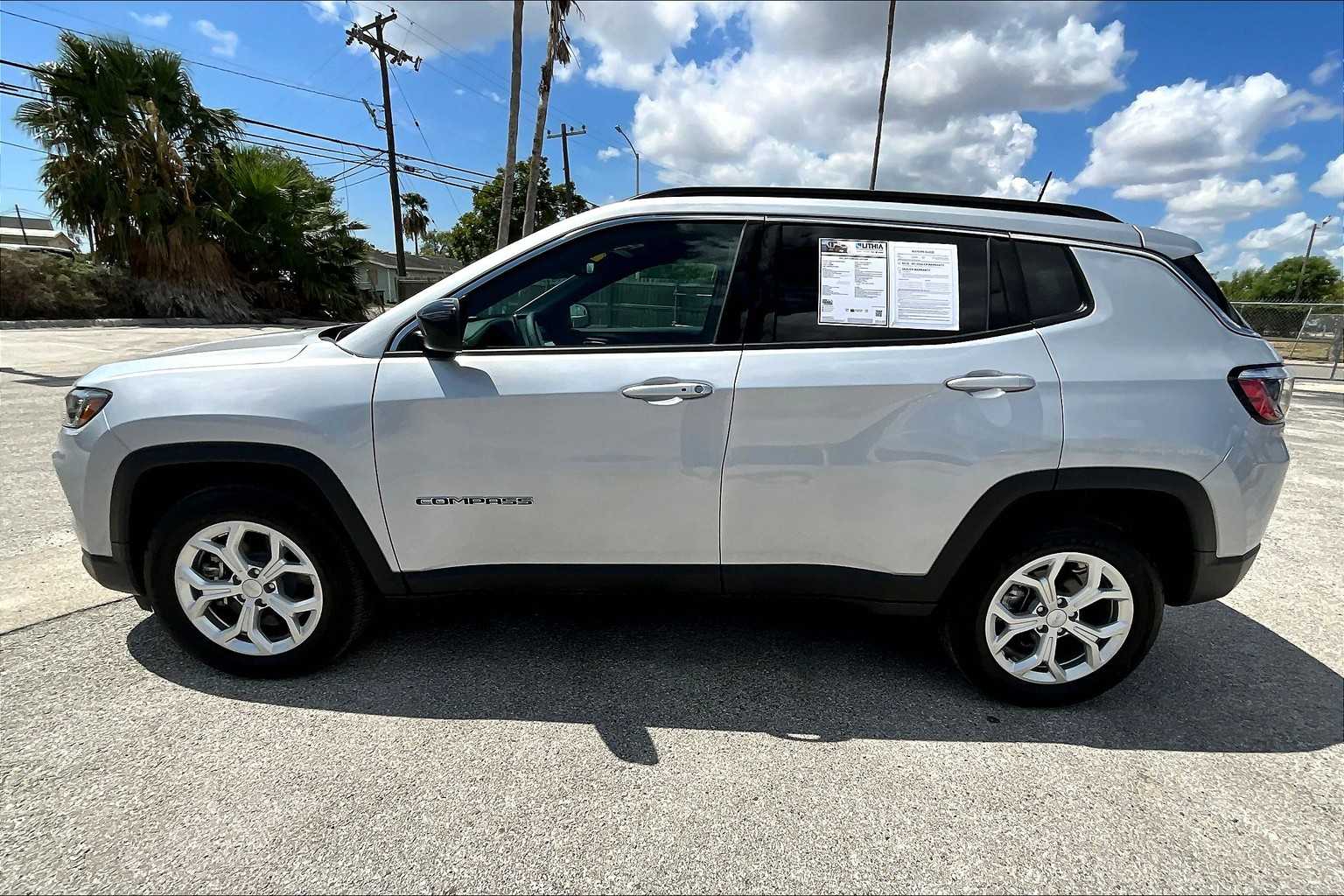 2024 Jeep Compass Latitude photo 2