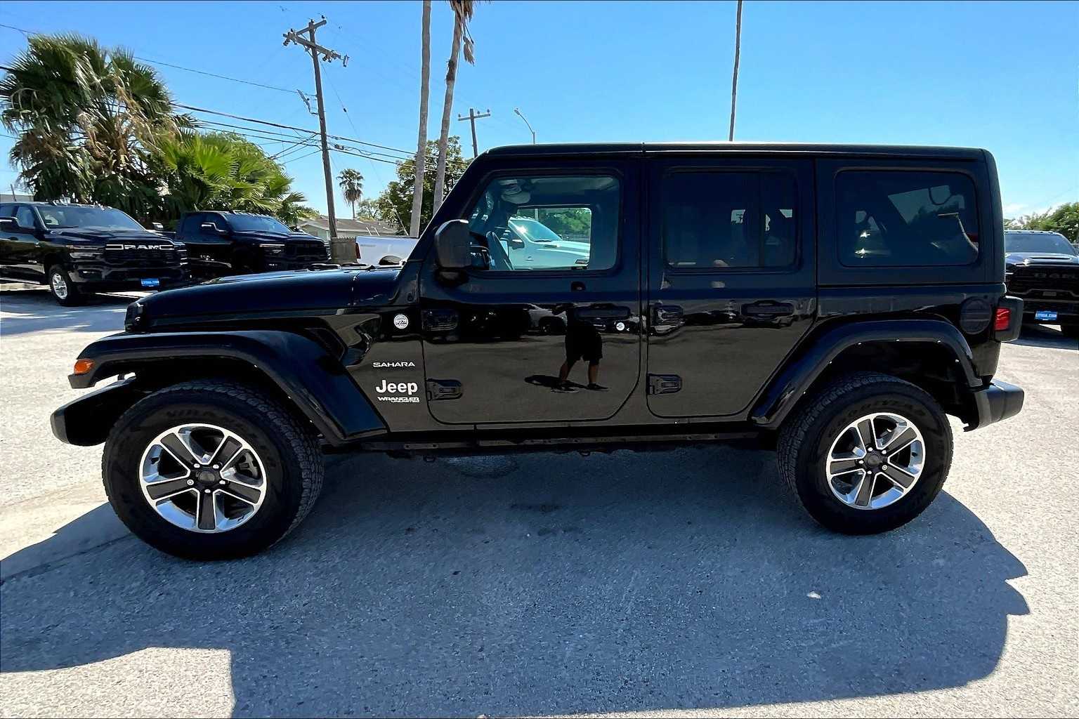 2022 Jeep Wrangler Unlimited Sahara photo 2