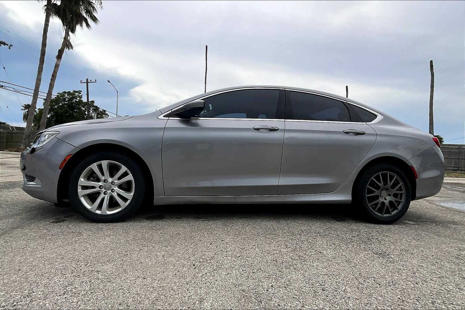 Thumbnail: 2016 Chrysler 200 - 3