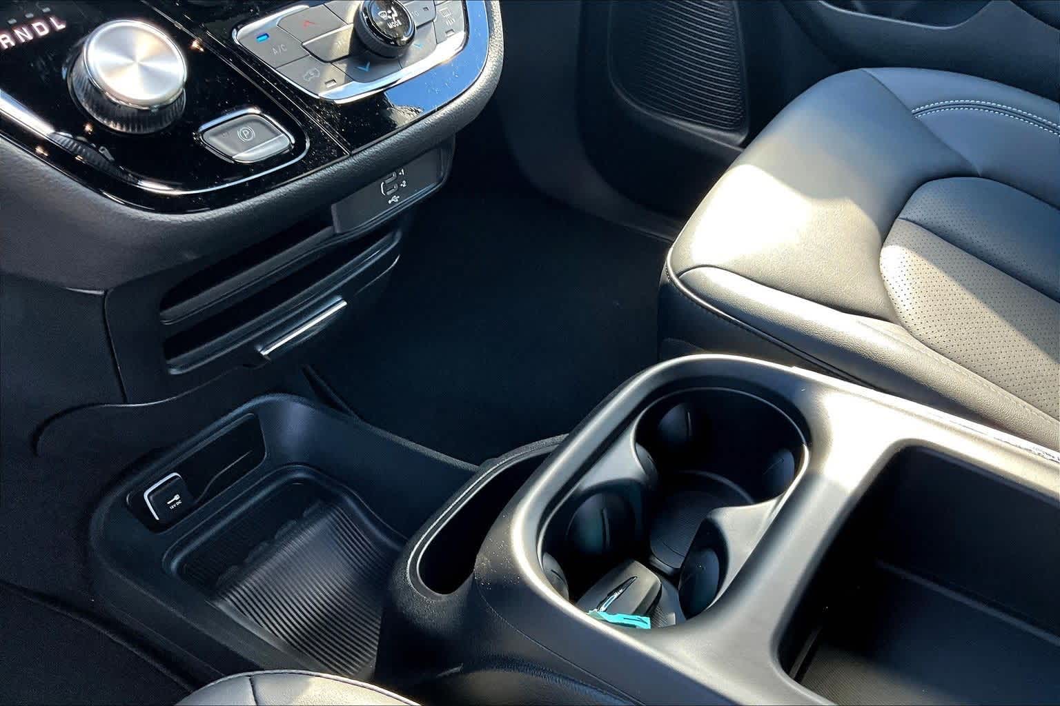 Thumbnail: 2026 Chrysler Pacifica - 17