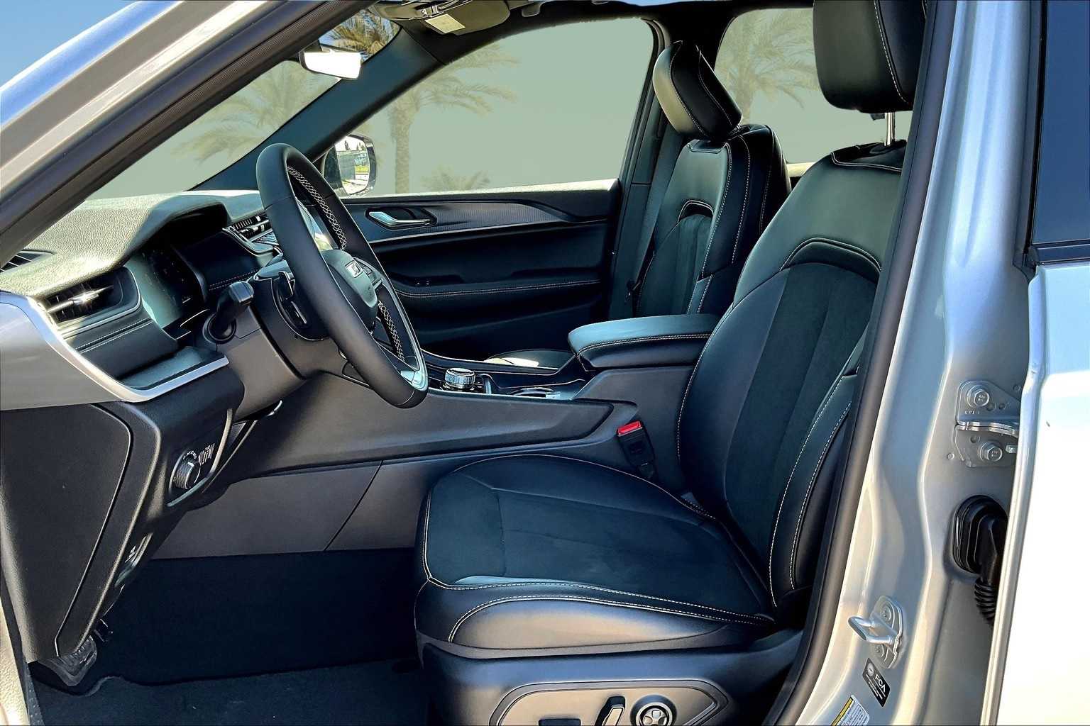 Thumbnail: 2025 Jeep Grand Cherokee - 10