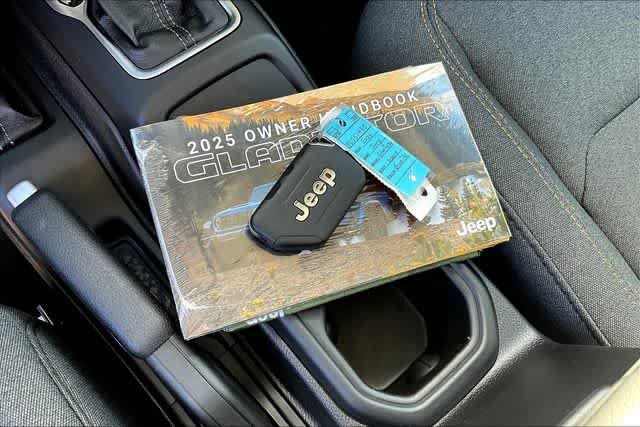 Thumbnail: 2025 Jeep Gladiator - 18