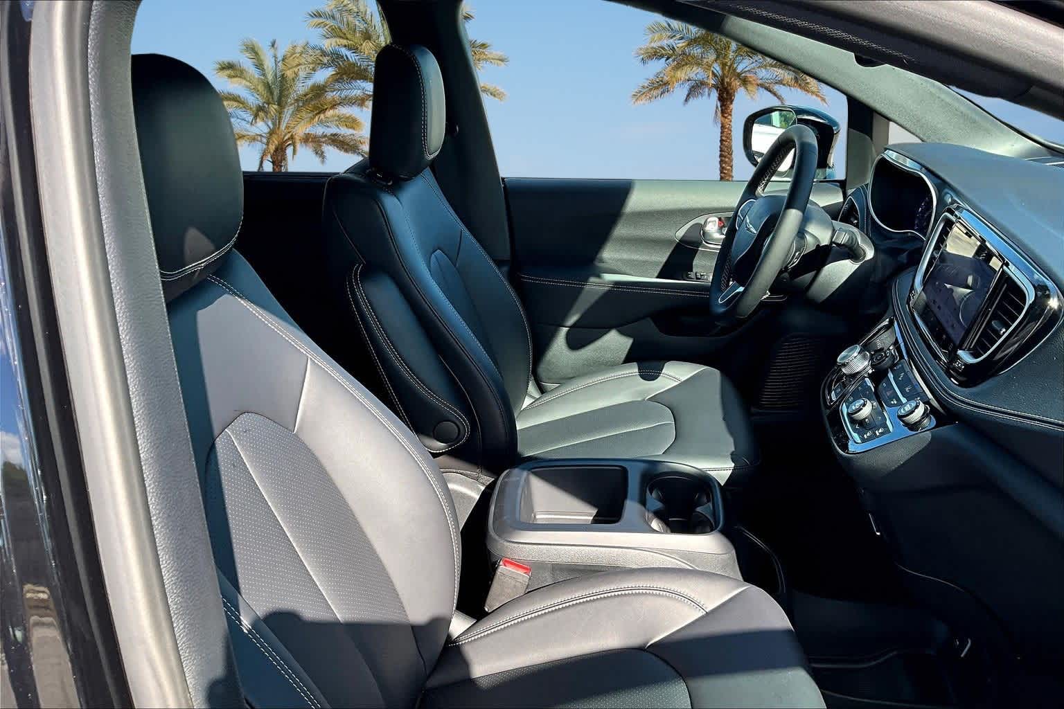 Thumbnail: 2026 Chrysler Pacifica - 14