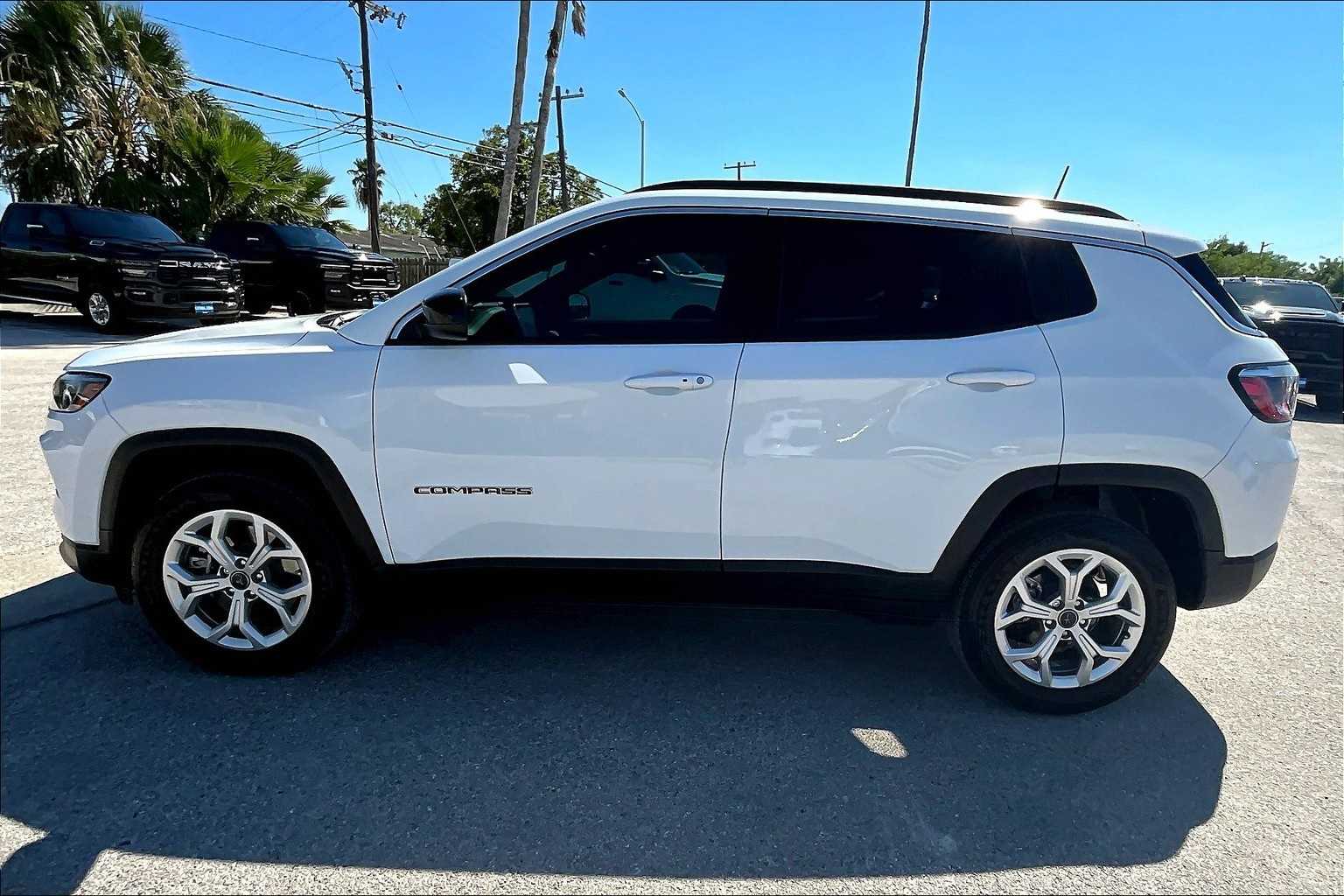 2025 Jeep Compass Latitude photo 3
