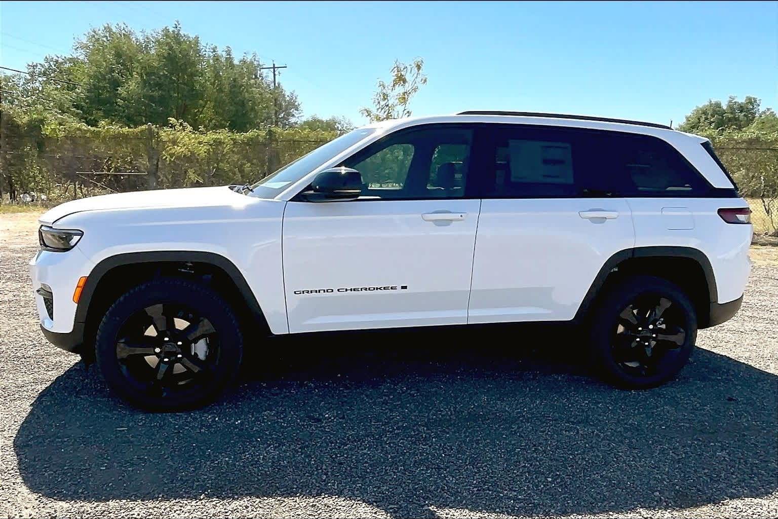 Thumbnail: 2025 Jeep Grand Cherokee - 3