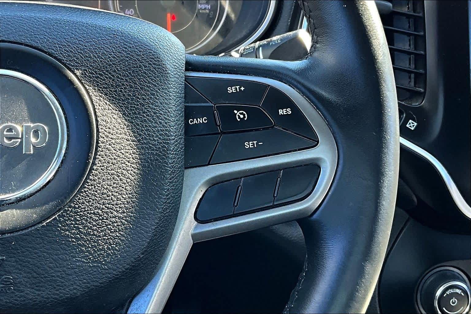 Thumbnail: 2019 Jeep Cherokee - 23