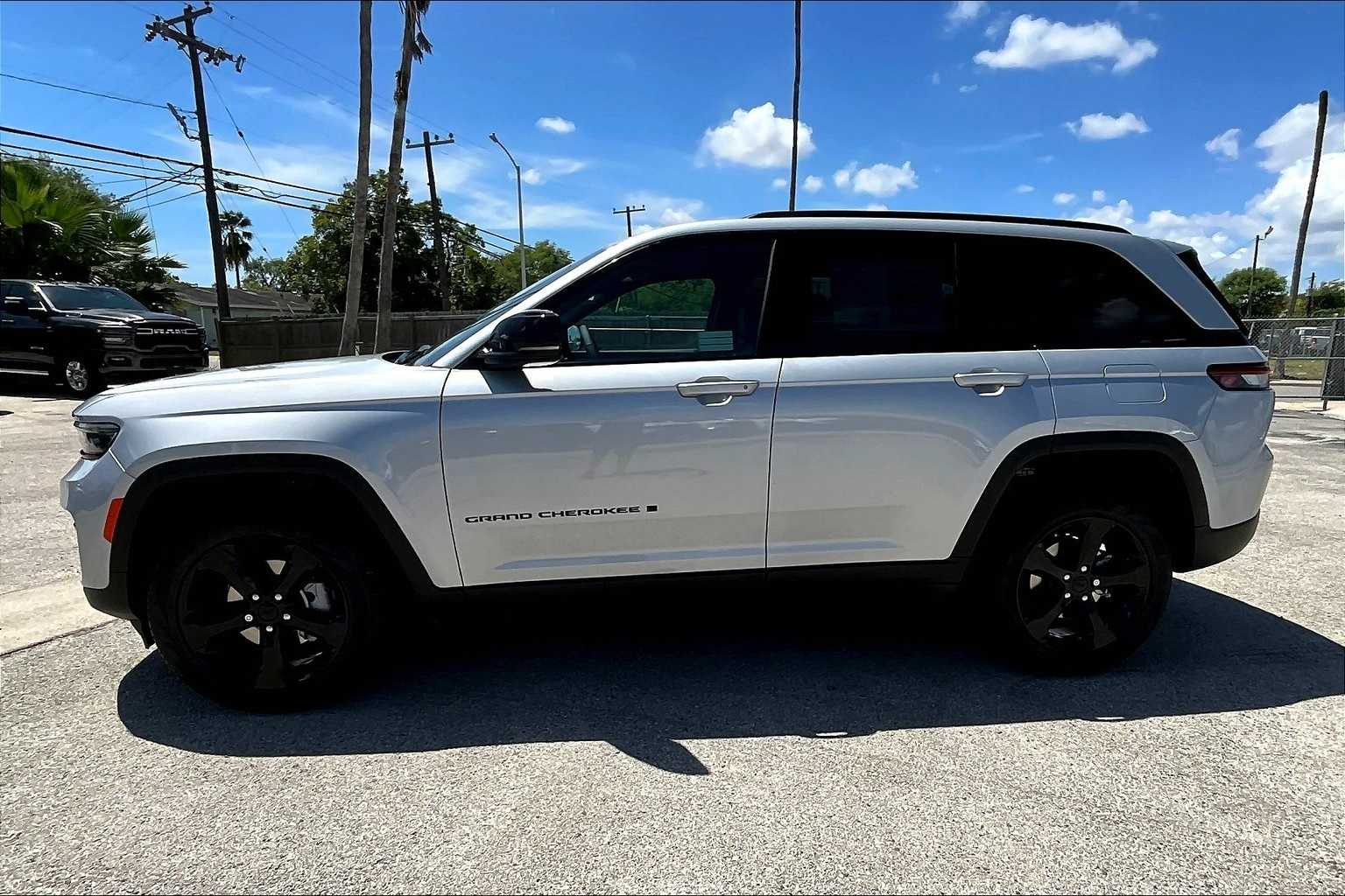 Thumbnail: 2025 Jeep Grand Cherokee - 3