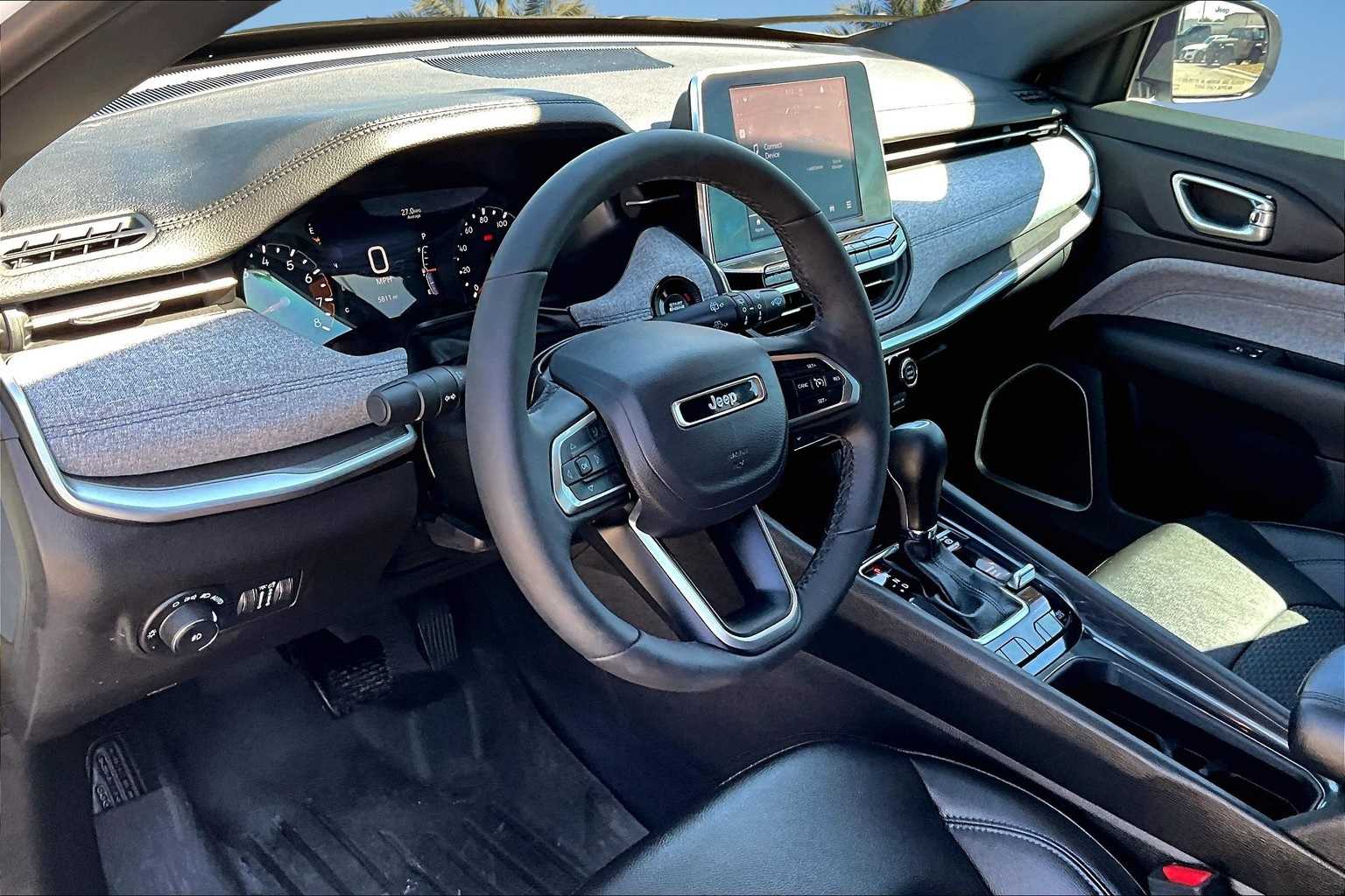 2025 Jeep Compass Latitude photo 2