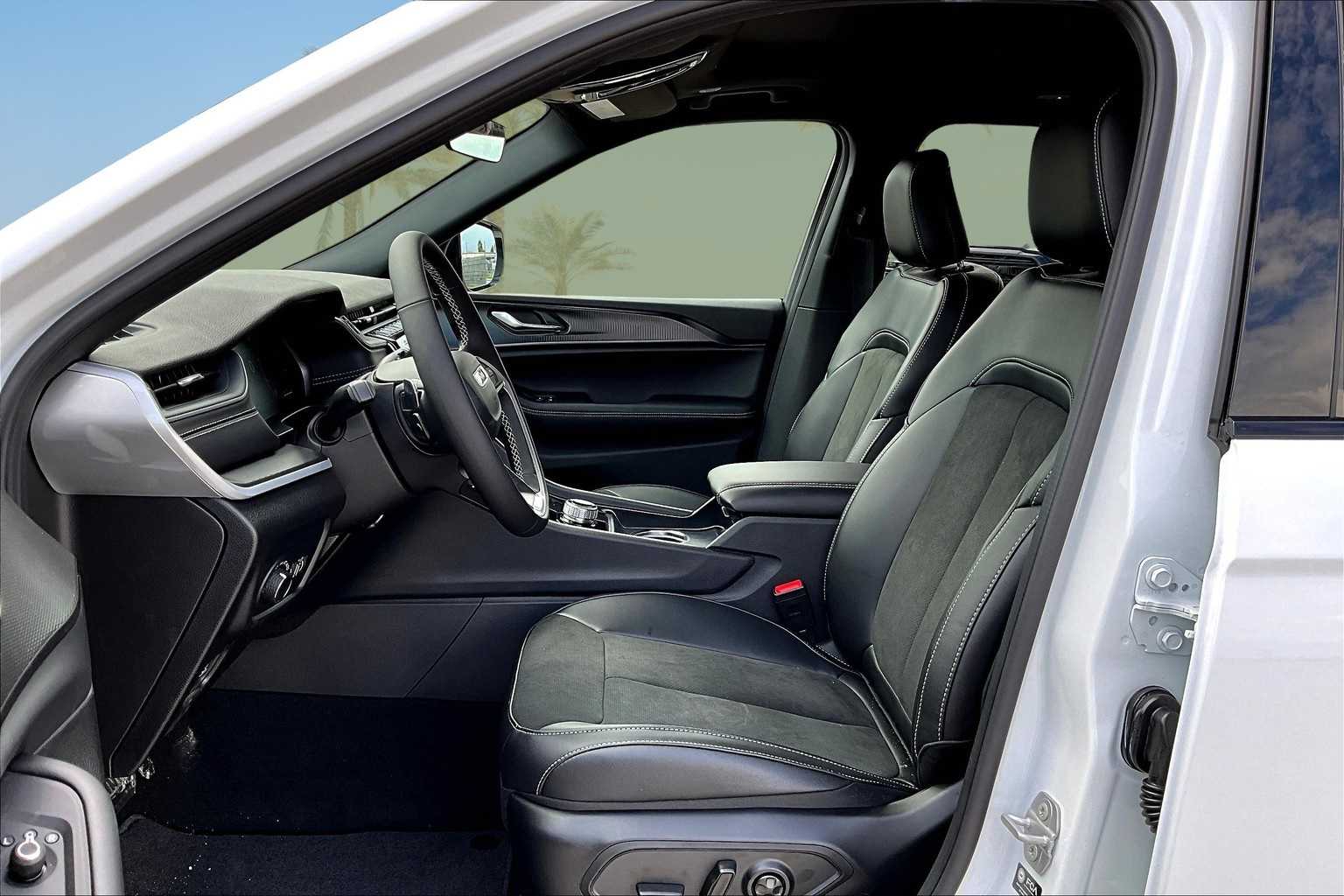 Thumbnail: 2025 Jeep Grand Cherokee - 10