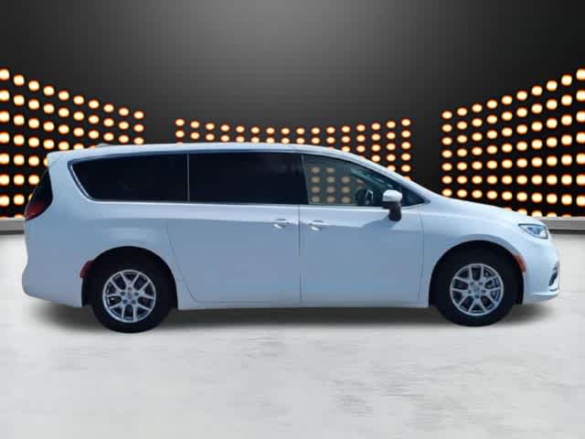 Thumbnail: 2023 Chrysler Pacifica - 9