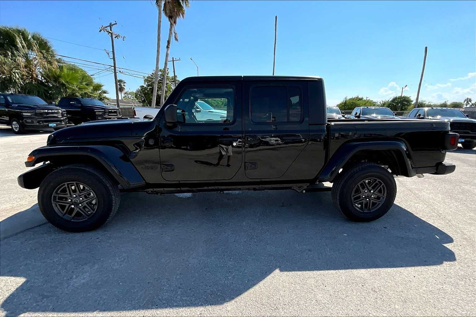 Thumbnail: 2025 Jeep Gladiator - 4