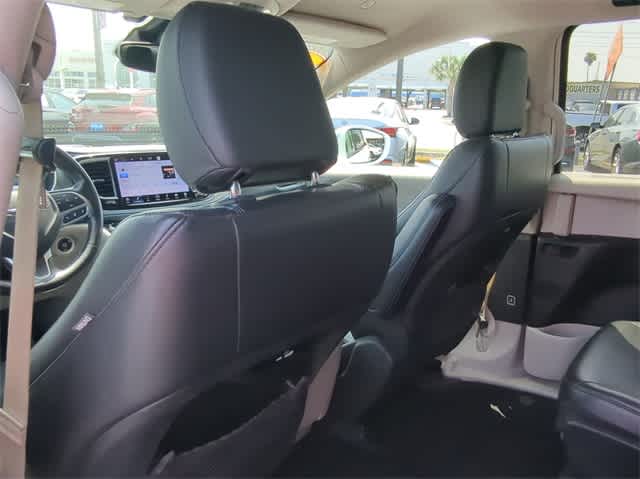 Thumbnail: 2021 Chrysler Pacifica - 18