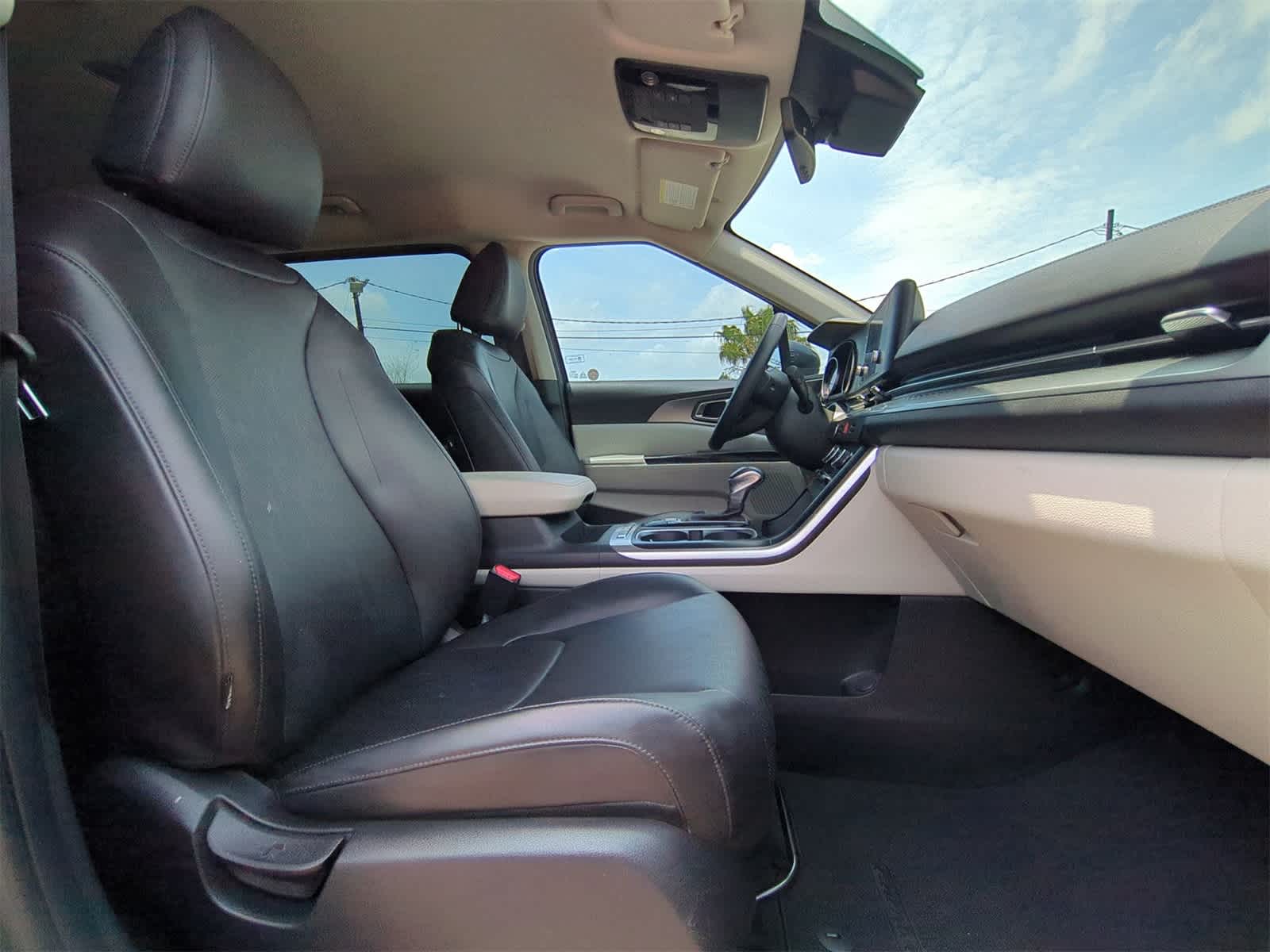 Thumbnail: 2023 Kia Carnival - 21