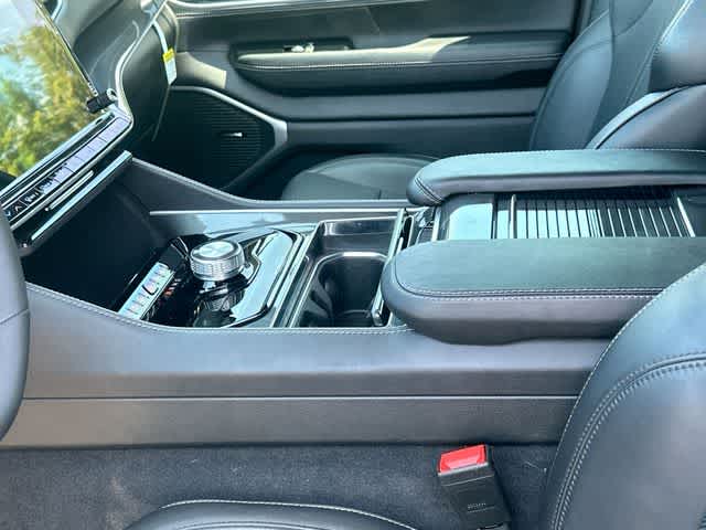 Thumbnail: 2024 Jeep Wagoneer - 28