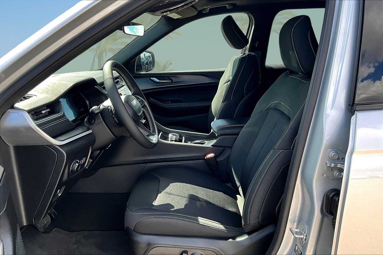 Thumbnail: 2025 Jeep Grand Cherokee - 10