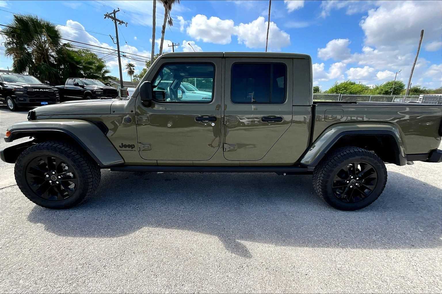 2025 Jeep Gladiator Sport photo 3