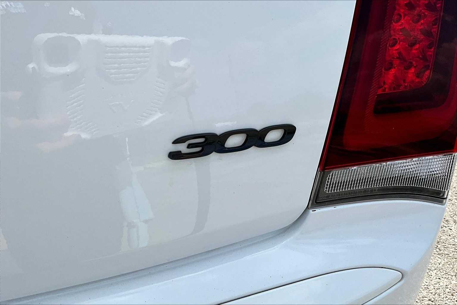 Thumbnail: 2022 Chrysler 300 - 7