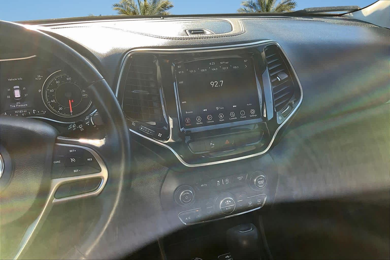 Thumbnail: 2020 Jeep Cherokee - 16