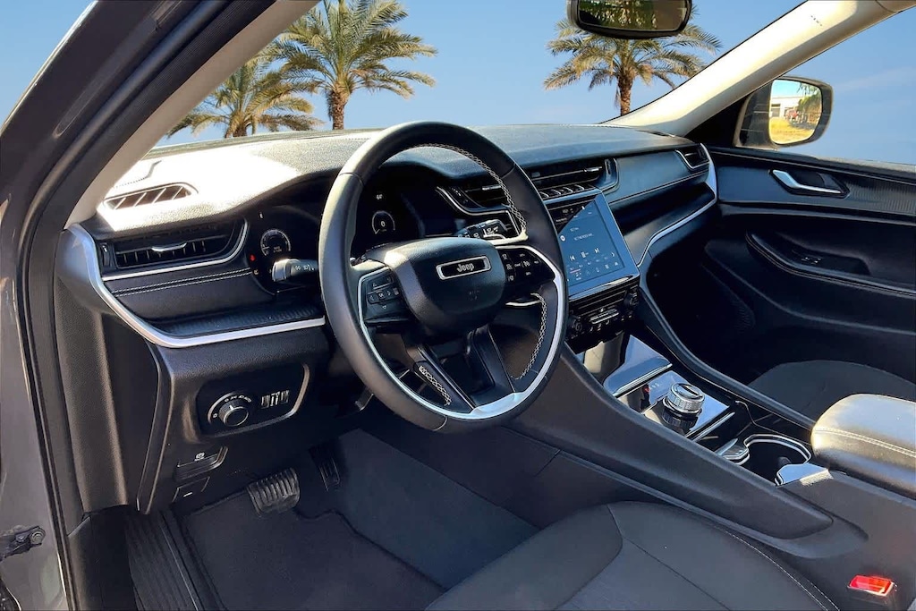 Used 2023 Jeep Grand Cherokee L Laredo SUV
