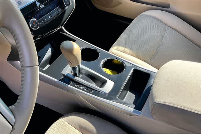 Thumbnail: 2015 Nissan Altima - 17