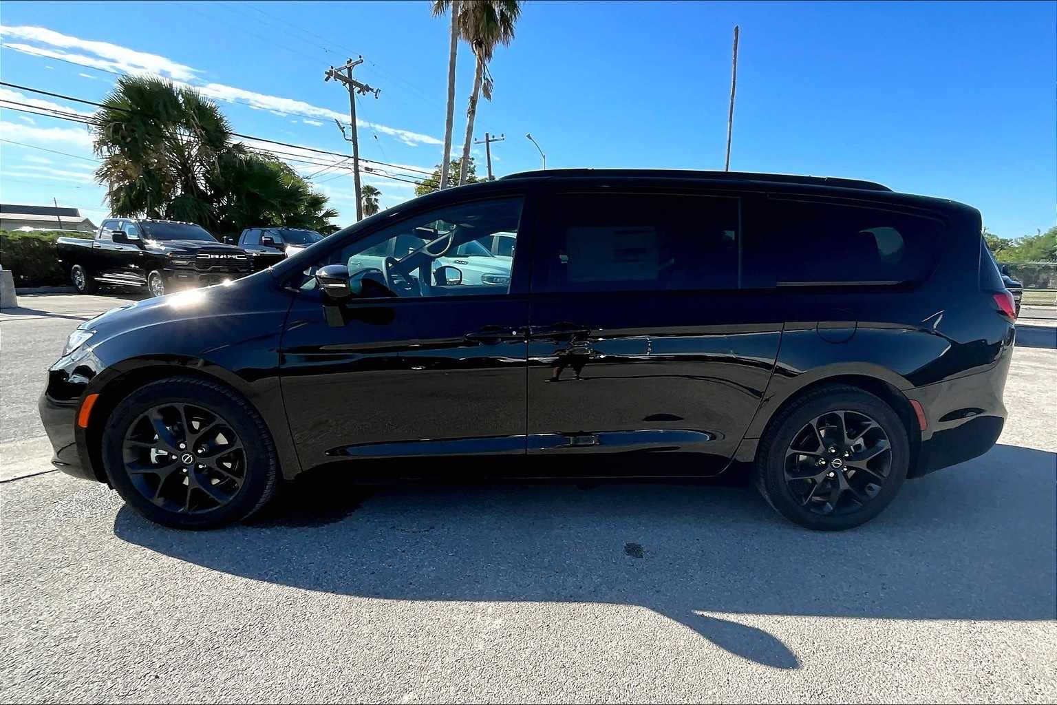 Thumbnail: 2026 Chrysler Pacifica - 3