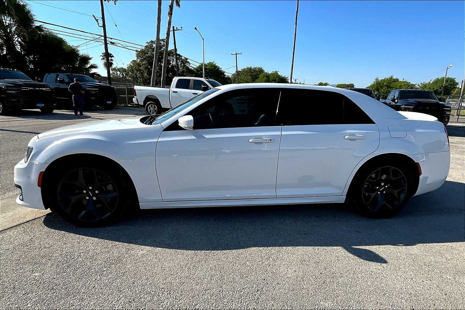 Thumbnail: 2023 Chrysler 300 - 3