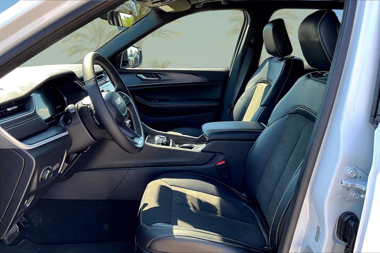 Thumbnail: 2025 Jeep Grand Cherokee - 10