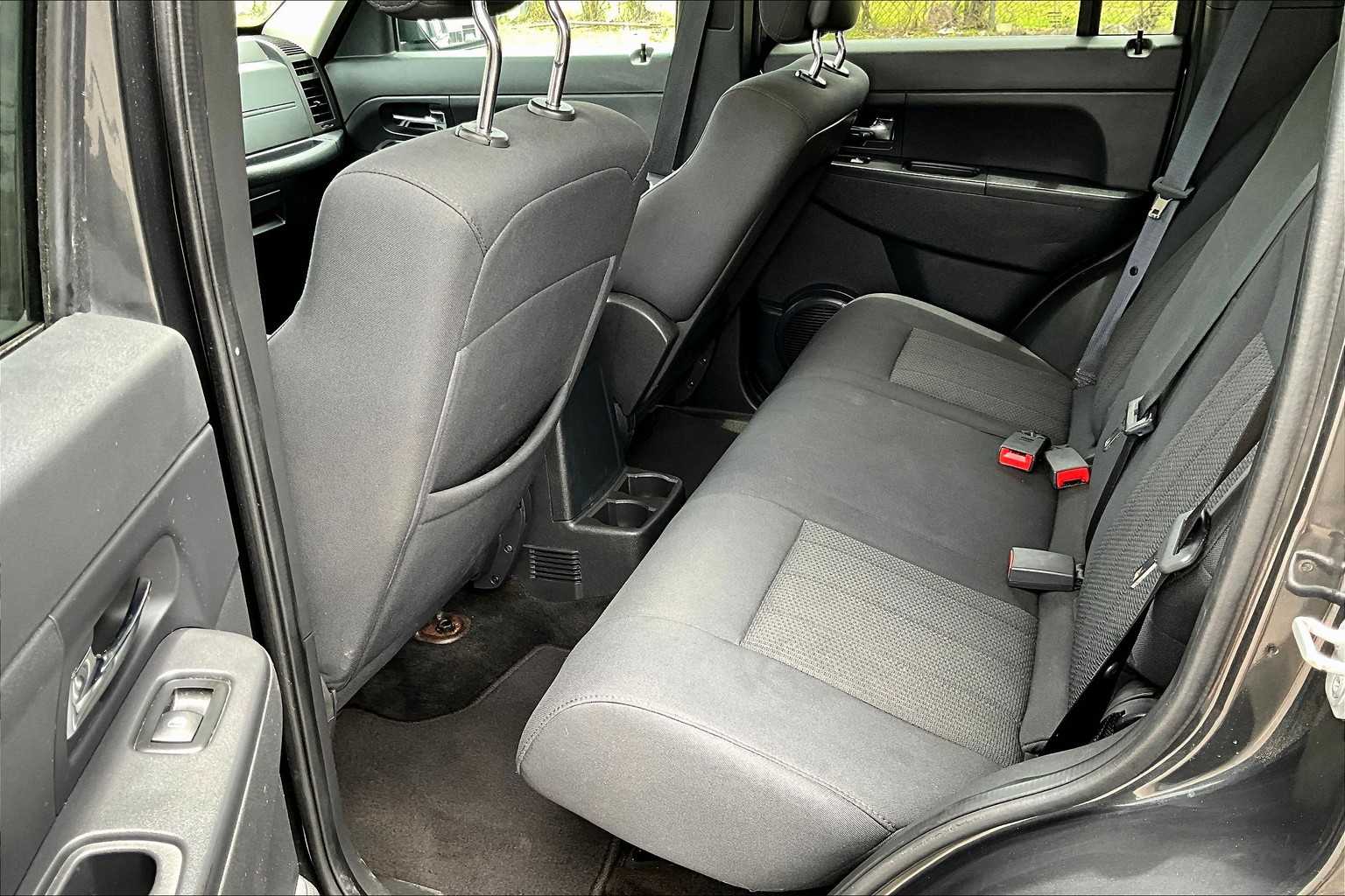 2011 Jeep Liberty Sport 11