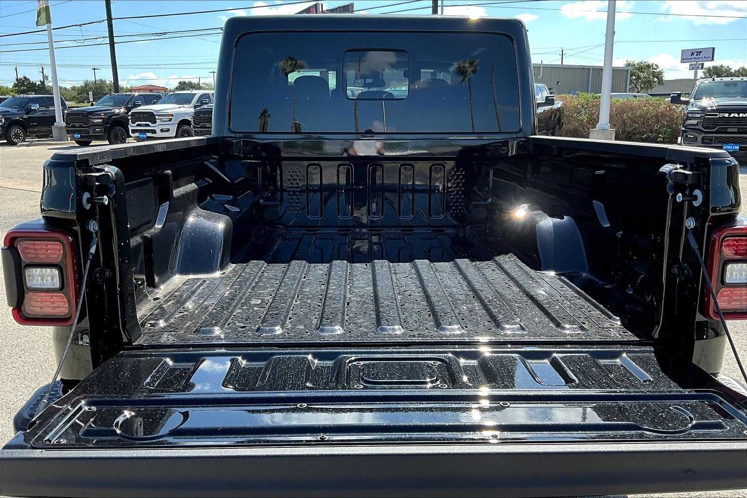 Thumbnail: 2025 Jeep Gladiator - 19