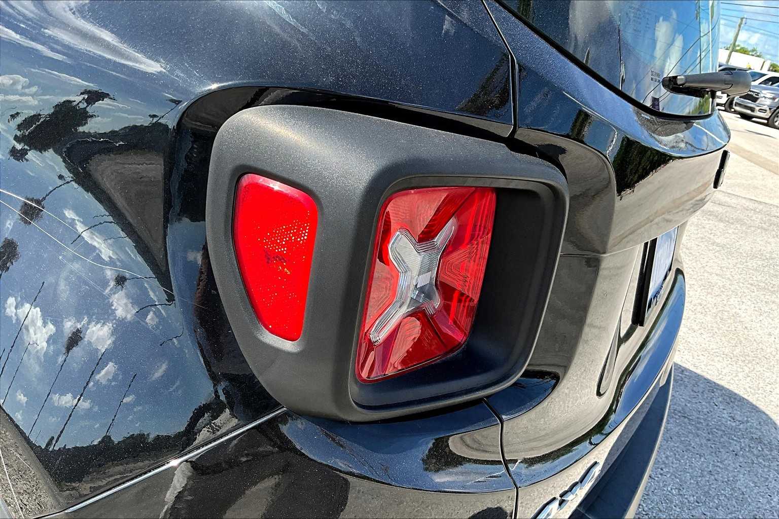 Thumbnail: 2020 Jeep Renegade - 32
