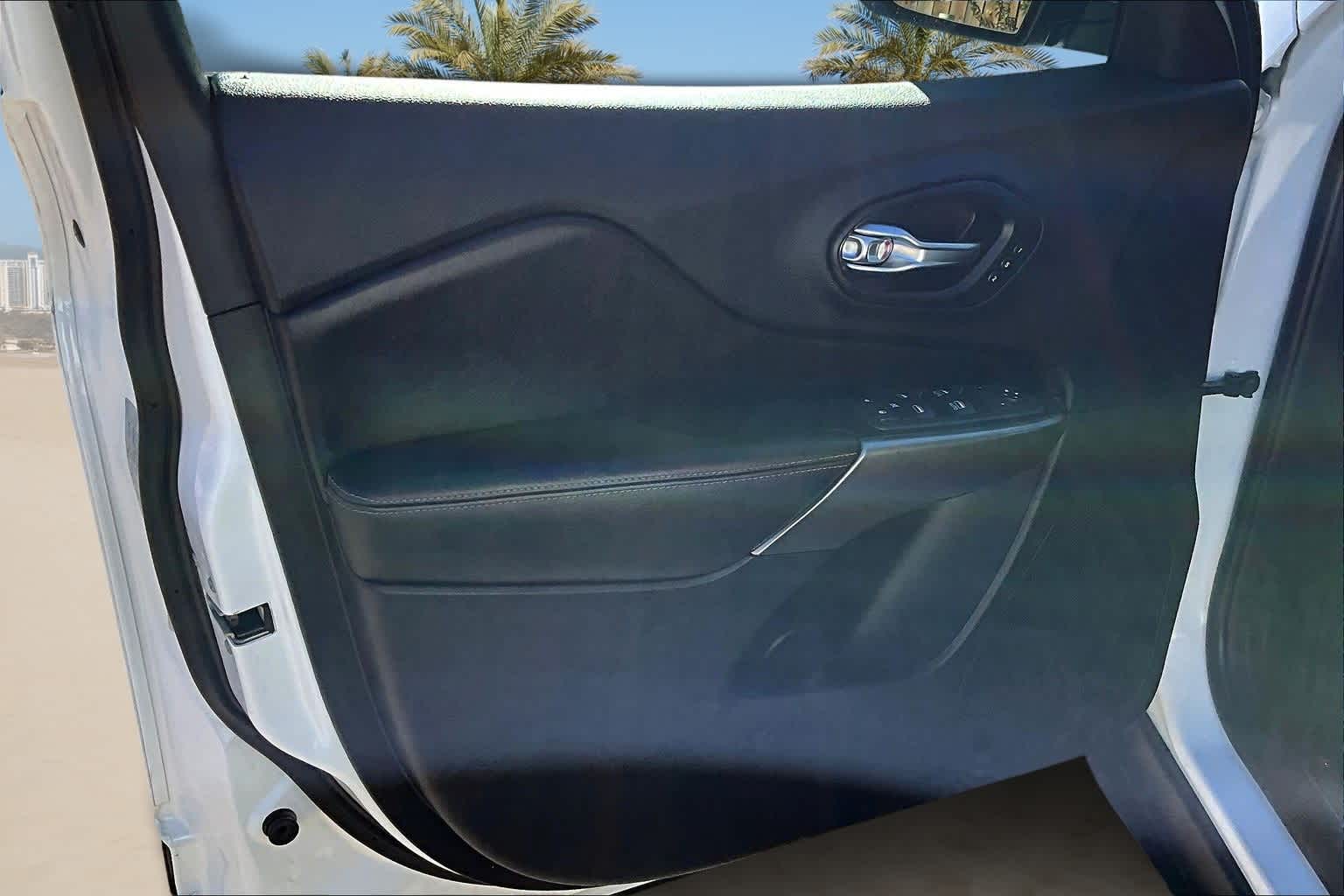 Thumbnail: 2020 Jeep Cherokee - 27