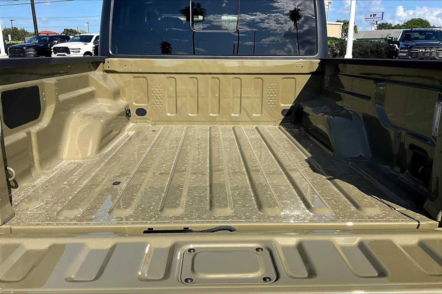 Thumbnail: 2025 Jeep Gladiator - 18