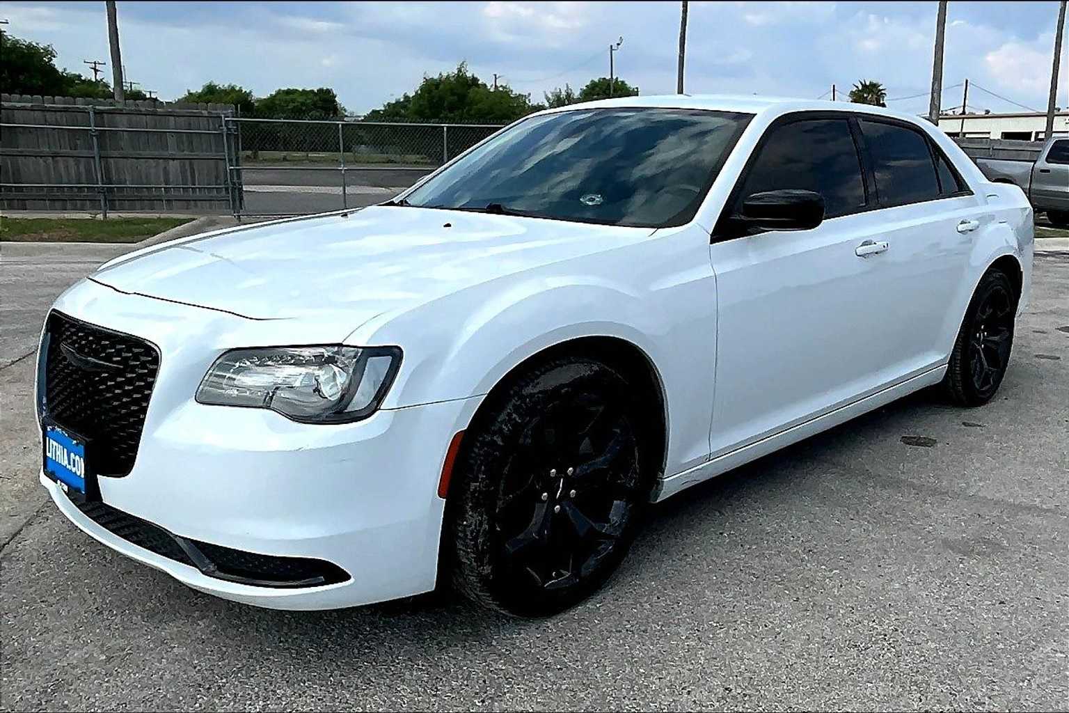 Thumbnail: 2022 Chrysler 300 - 3