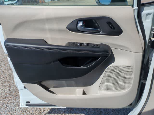 Thumbnail: 2023 Chrysler Pacifica - 21