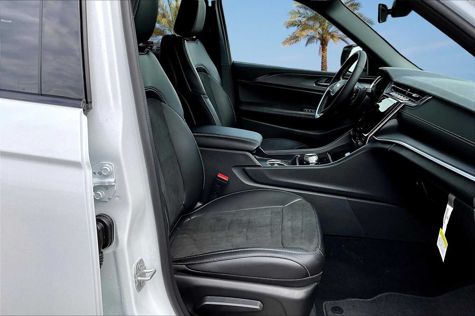 Thumbnail: 2025 Jeep Grand Cherokee - 13