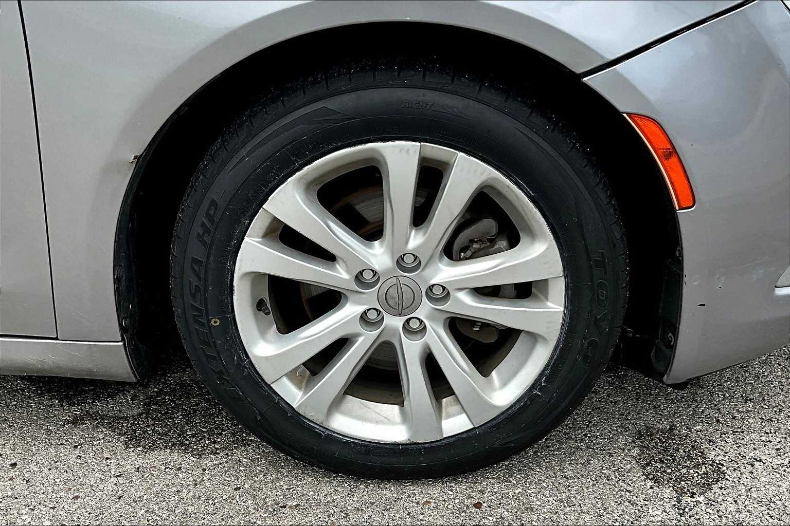 Thumbnail: 2016 Chrysler 200 - 32