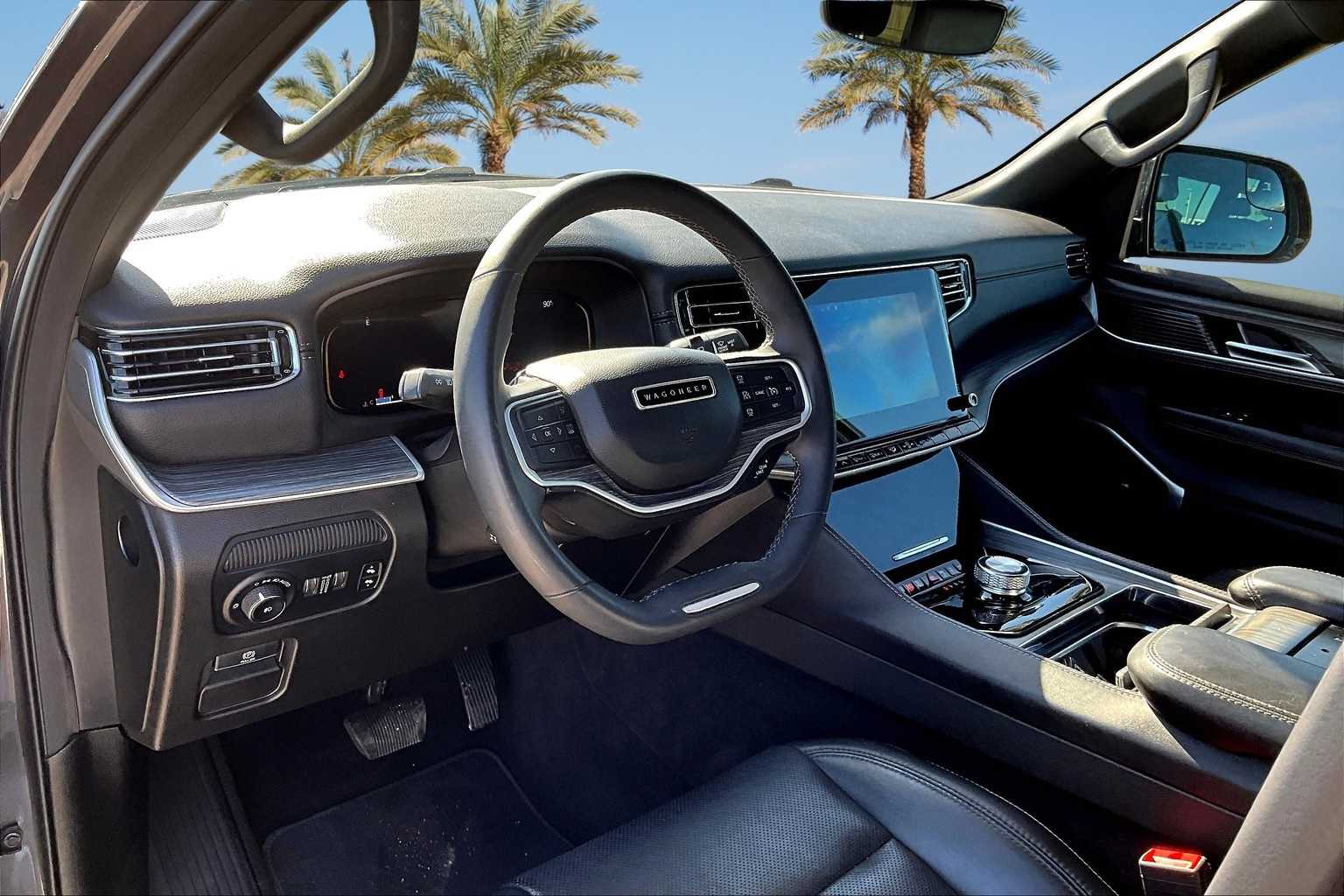 2023 Jeep Wagoneer L Series II photo 2