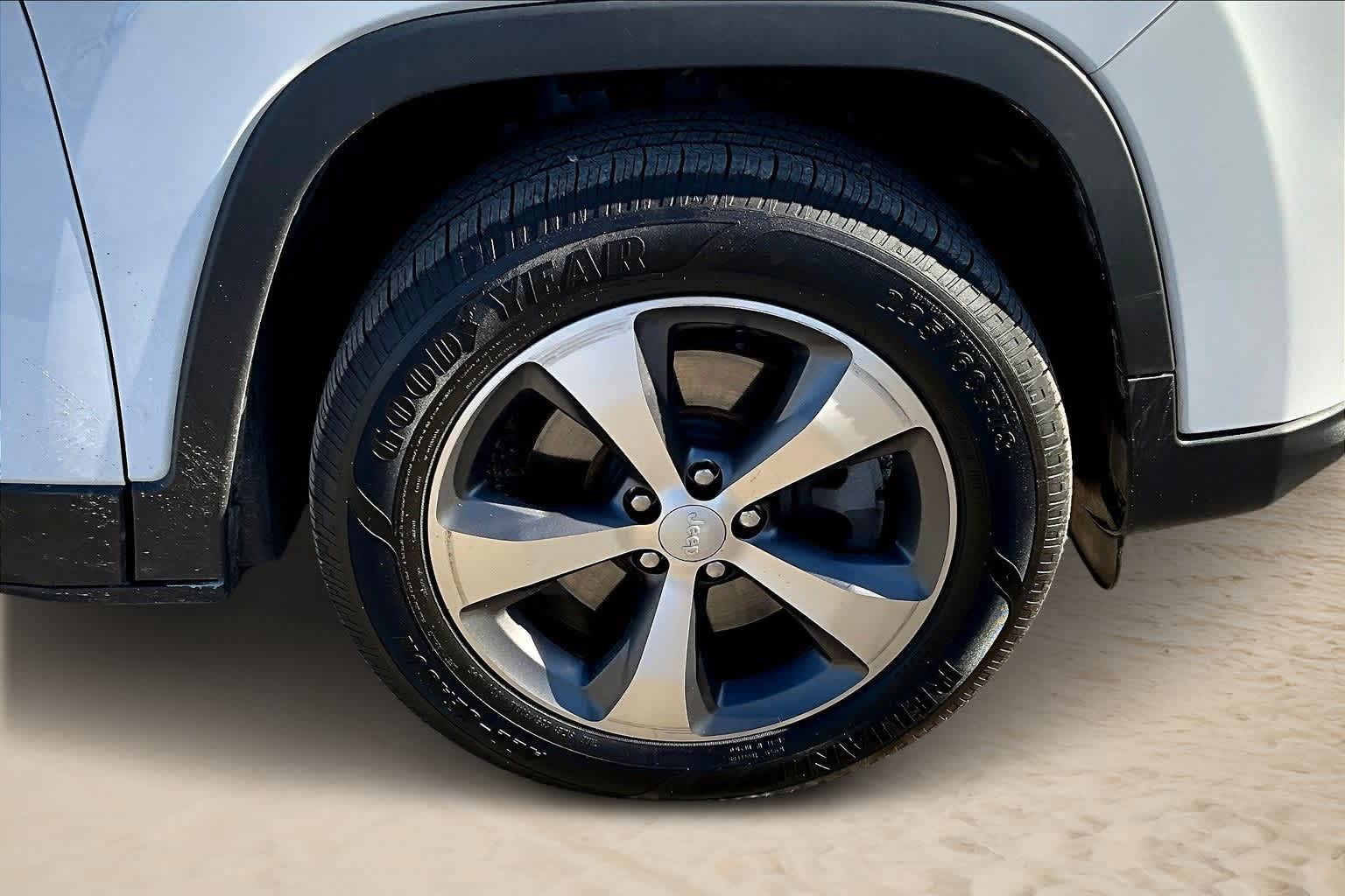 Thumbnail: 2020 Jeep Cherokee - 8